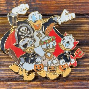 EUC - Vintage Disney Exclusive - Halloween Pirate Duck & Nephews - Pin
